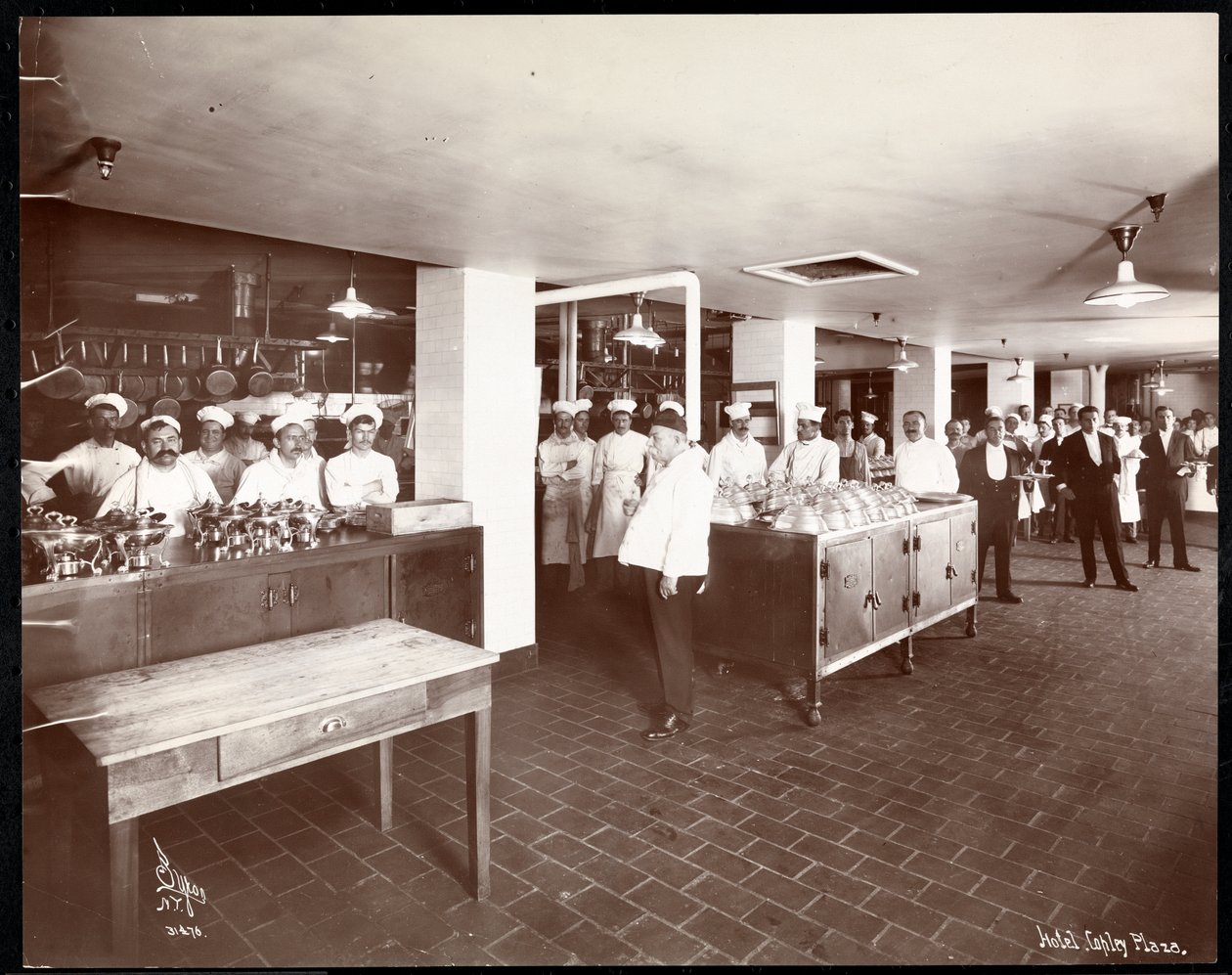 Henkilökunta keittiössä Copley Plaza -hotellissa Bostonissa, 1912 tai 1913 (hopeagelatiiniprintti) tekijältä Byron Company