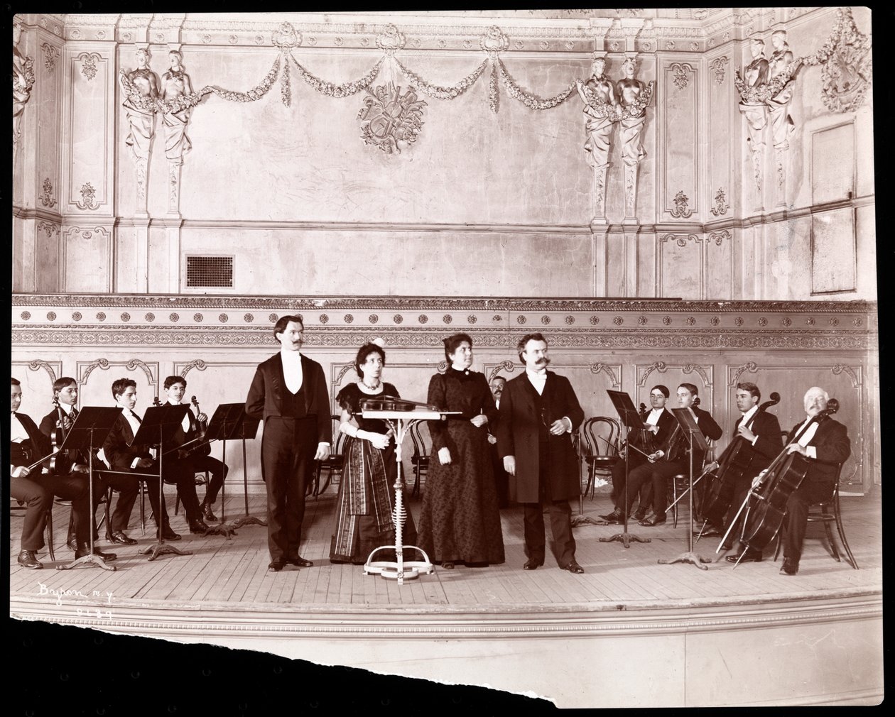 Jousiosio mies- ja naisvokalistien takana, 1905 (hopeagelatiiniprintti) tekijältä Byron Company