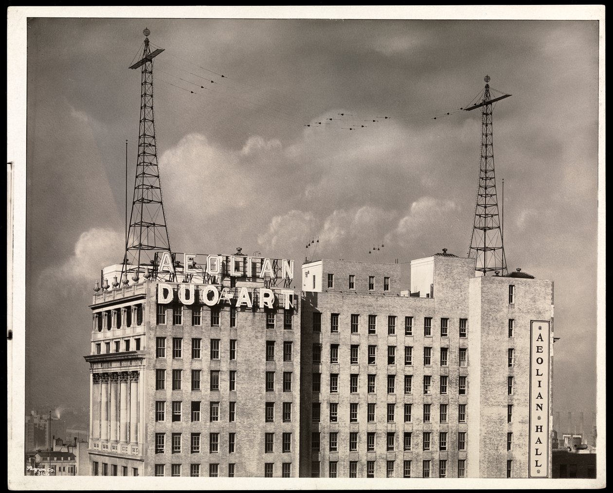 The Aeolian Building, 29 West 42nd Street, New York, 1923 (hopeagelatiiniprintti) tekijältä Byron Company