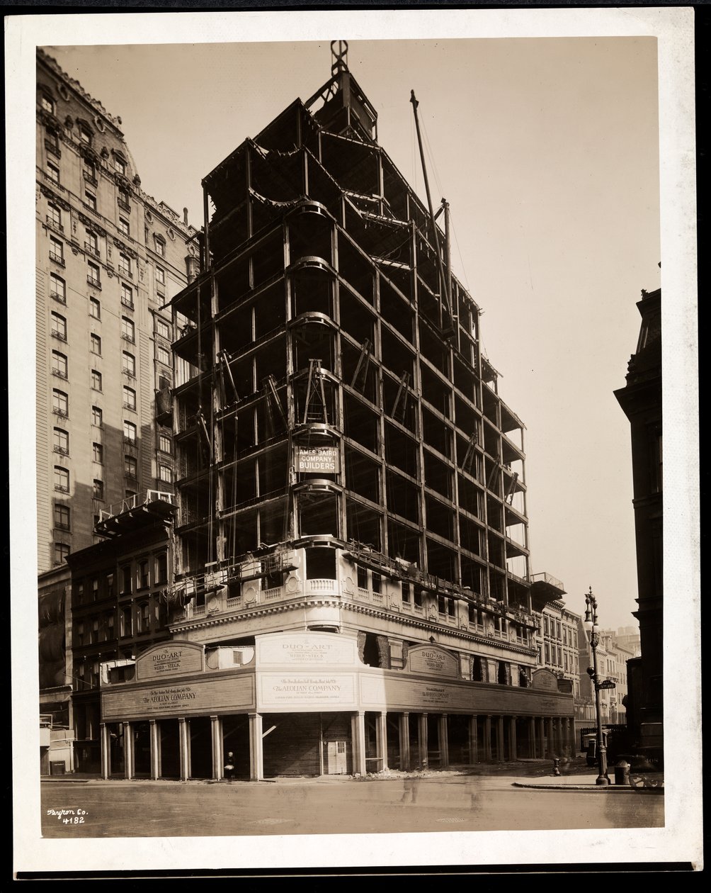 Aeolian Company -rakennus rakenteilla osoitteessa 5th Avenue ja 54th Street, New York, 1926 (hopeagelatiiniprintti) tekijältä Byron Company