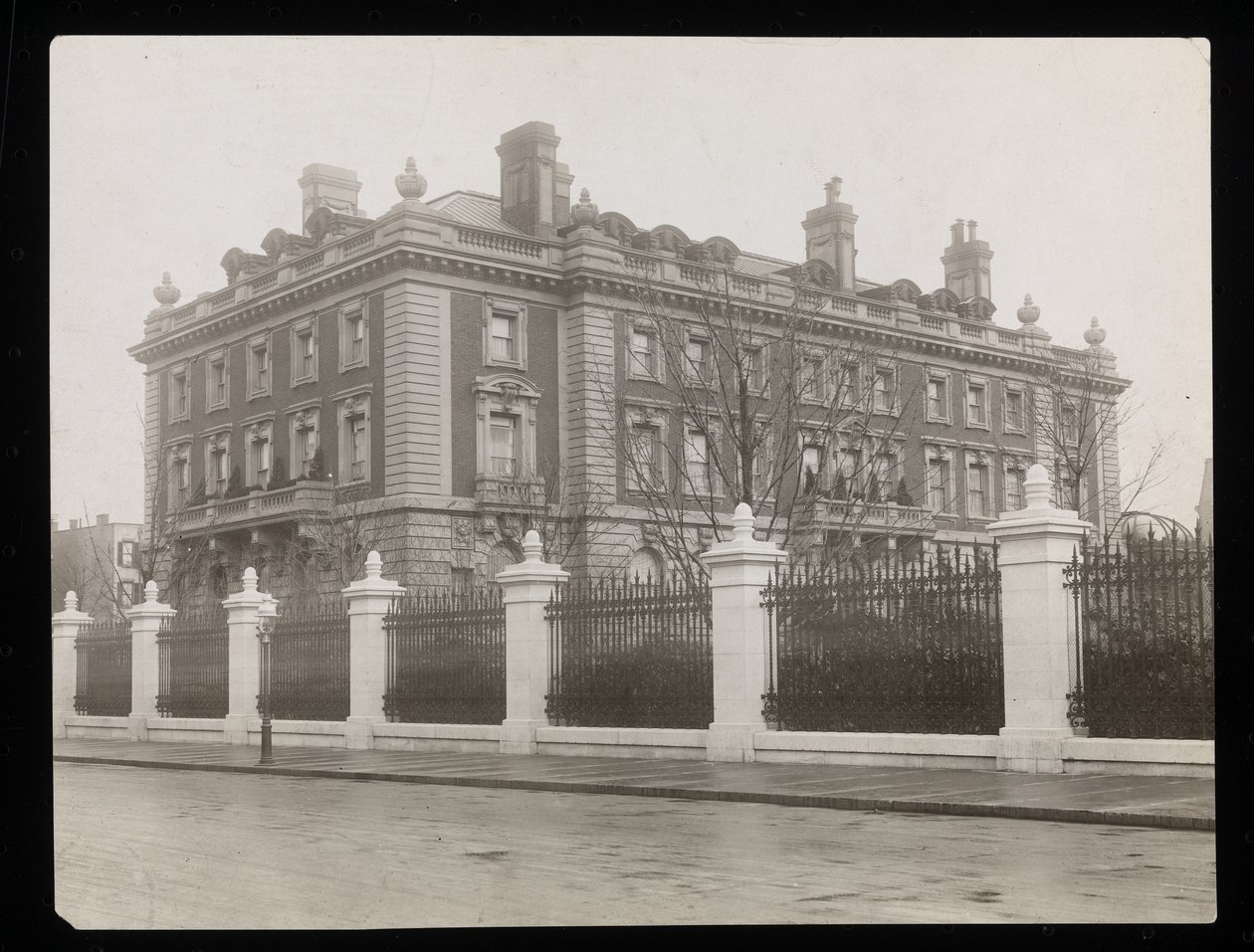 Andrew Carnegien kartano 5th Avenuelta osoitteessa 91st Street, New York, n. 1906 (hopeagelatiiniprintti) tekijältä Byron Company
