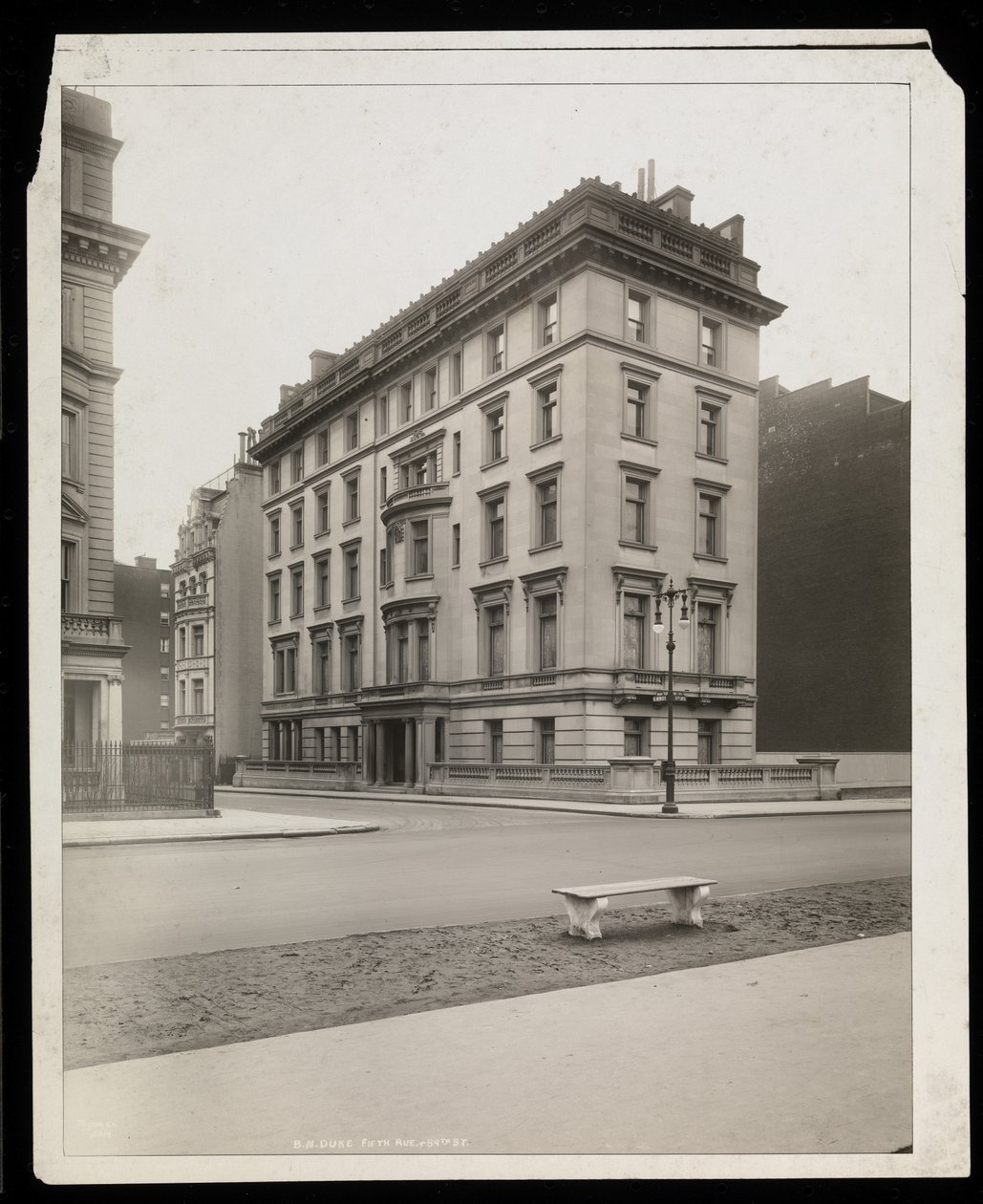 B.N. Duken asuinpaikka osoitteessa 5th Avenue und East 89th Street, New York, 1921 (hopeagelatiiniprintti) tekijältä Byron Company