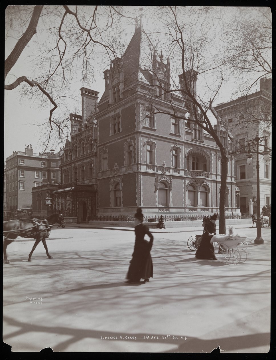 Elbridge Thomas Gerryn asunto 61st Streetillä, 5th Avenuen toiselta puolelta, New York, 1899 tai 1900 (hopeagelatiinivedos). tekijältä Byron Company