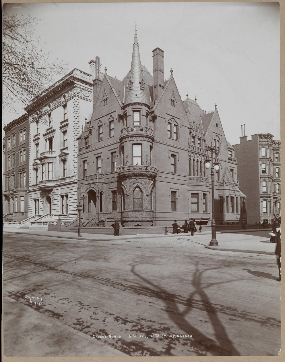 George Jay Gould -asunto ja naapuritalot osoitteessa 5th Avenue und 67th Street, New York, 1899 tai 1900 (hopeagelatiiniprintti) tekijältä Byron Company