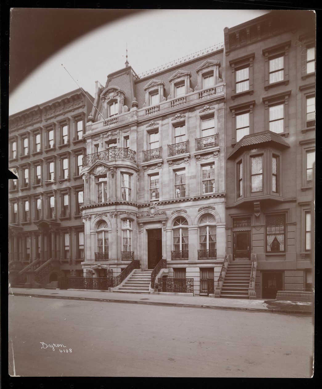 John D. Crimminsin asuinpaikka osoitteessa 40 East 68th Street, New York, 1898 (hopeagelatiiniprintti) tekijältä Byron Company