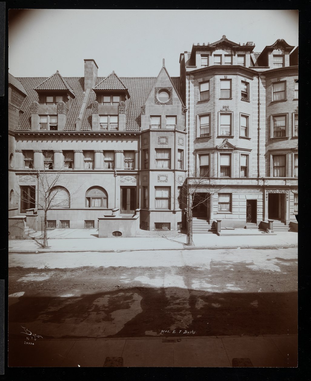 Mrs. Leonard J. Busbyn asuinpaikka osoitteessa 25 Montgomery Place, Brooklyn, New York, 1907 (hopeagelatiiniprintti) tekijältä Byron Company