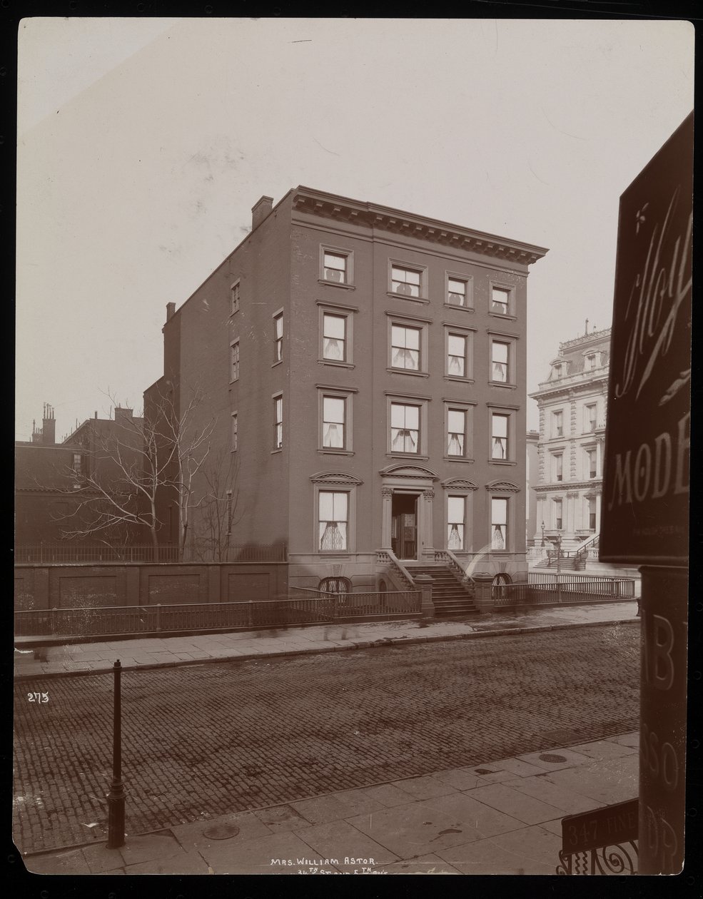 Mrs. William Astor -asunto, 5th Avenue und 34th Street, New York, 1894 (hopeagelatiiniprintti) tekijältä Byron Company