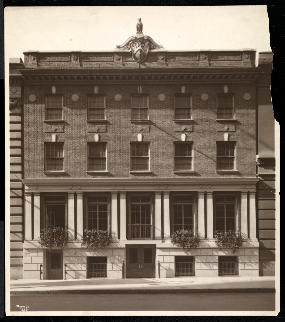 The Phi Gamma Delta Club, 44 West 44th Street, New York, 1919 (hopeagelatiiniprintti) tekijältä Byron Company