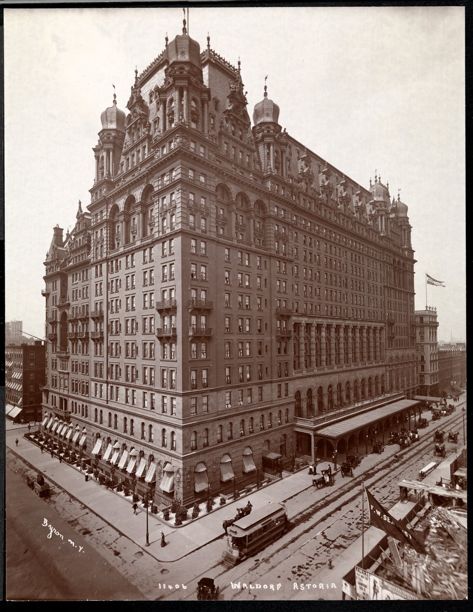 Waldorf Astoria osoitteessa 34th Street ja 5th Avenue, New York, 1901 tai 1902 (hopeagelatiiniprintti) tekijältä Byron Company