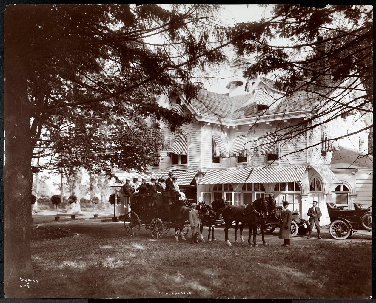 The Woodmansten Inn, Westchester, New York, 1906 (hopeagelatiiniprintti) tekijältä Byron Company