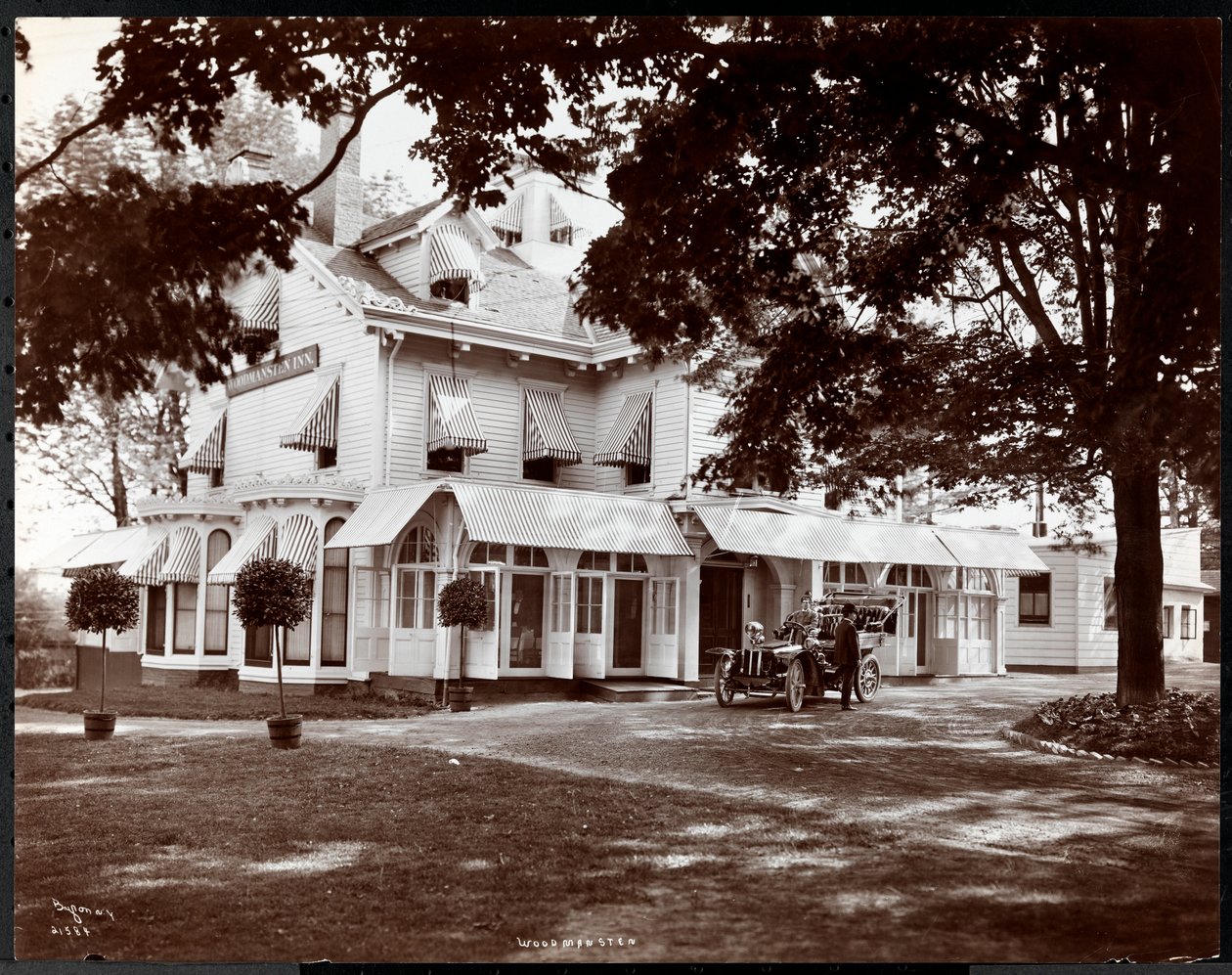The Woodmansten Inn, Westchester, New York, 1906 (hopeagelatiiniprintti) tekijältä Byron Company