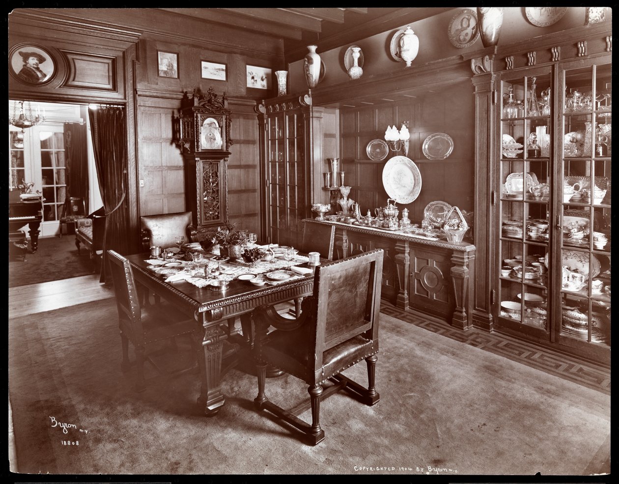 Lillian Russellin asunnon ruokasali, New York, 1904 (hopeagelatiiniprintti) tekijältä Byron Company