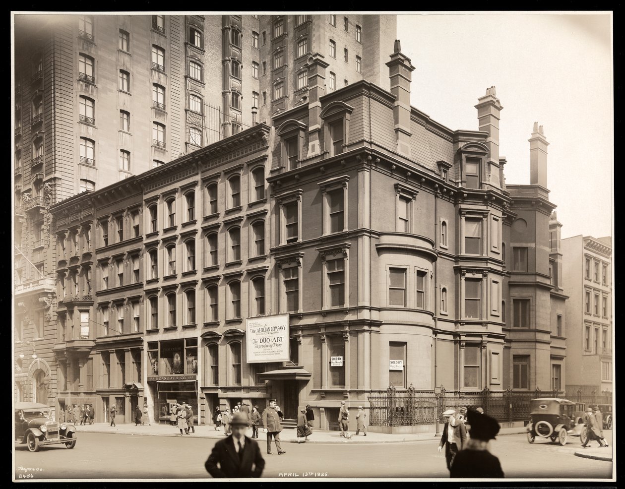 Aeolian Company Buildingin ulkopuoli, 54th Streetin ja Fifth Avenuen koilliskulma New Yorkissa, 1925 (hopeagelatiiniprintti) tekijältä Byron Company