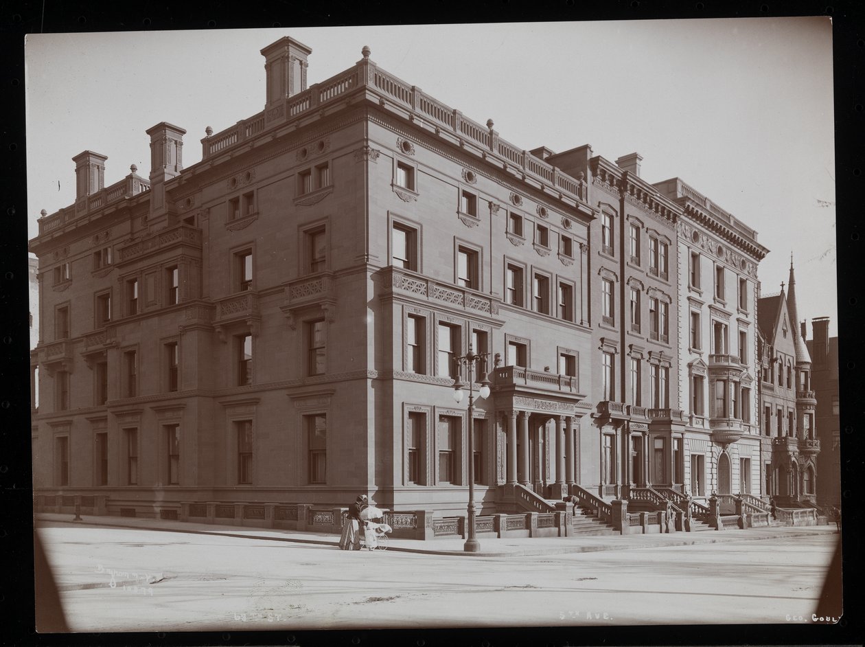 Talot 67. ja 68. Streetin välissä, mukaan lukien George Gouldin asuinpaikka, New York, 1900-01 (hopeagelatiiniprintti) tekijältä Byron Company