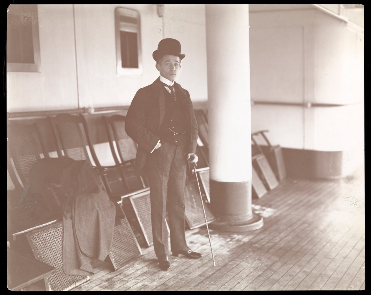 Jockey Tod Sloan palatessaan Euroopasta, 1898 (hopeagelatiiniprintti) tekijältä Byron Company