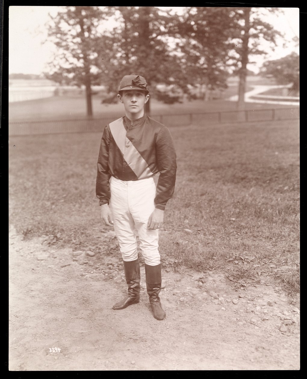 Jockey Tod Sloan palatessaan Euroopasta, 1898 (hopeagelatiiniprintti) tekijältä Byron Company