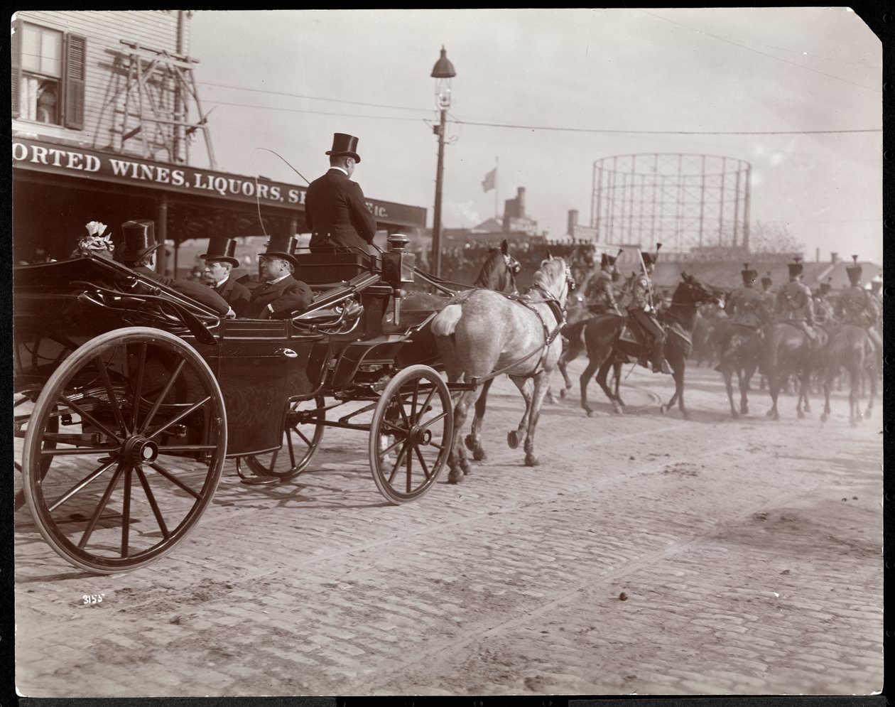 Kulkue, joka liittyy Grantin haudan vihkimiseen Riverside Drivella, oletettavasti 27. huhtikuuta 1897 New Yorkissa (hopeagelatiiniprintti) tekijältä Byron Company