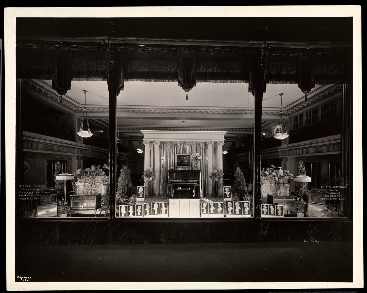 Aeolian Companyn myymälä osoitteessa 29 West 42nd Street tai 689 Fifth Avenue, New York, 1923 (hopeagelatiiniprintti) tekijältä Byron Company