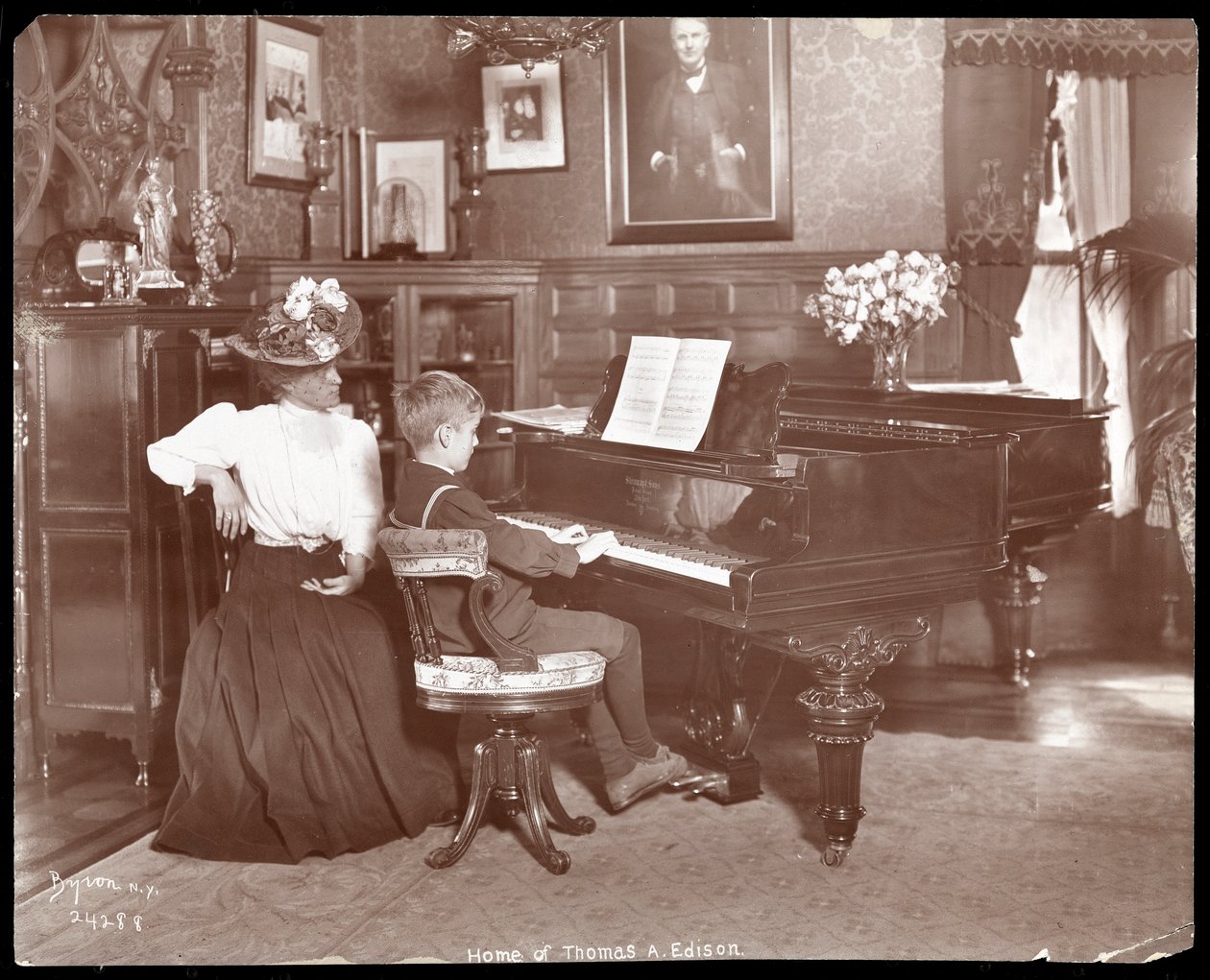 Theodore Edison ja hänen musiikinopettajansa pianon ääressä, 1907 (hopeagelatiiniprintti) tekijältä Byron Company