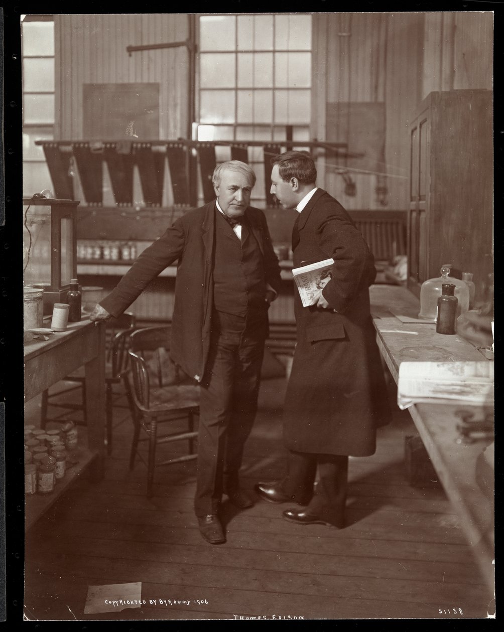 Thomas Edison ja haastattelija hänen laboratoriossa, 1906 (hopeagelatiiniprintti) tekijältä Byron Company