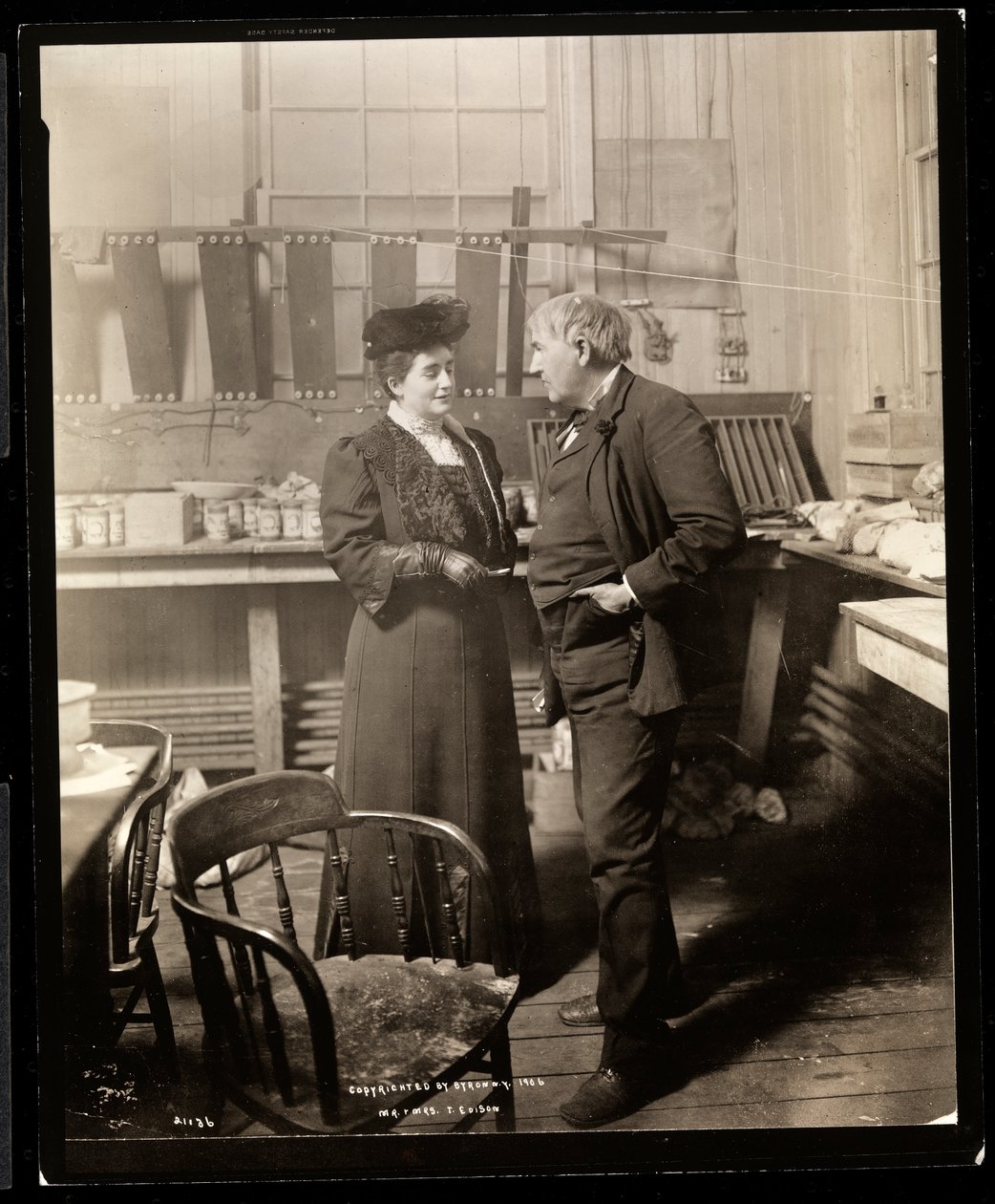 Thomas Edison ja hänen toinen vaimonsa laboratoriossa, 1906 (hopeagelatiiniprintti) tekijältä Byron Company