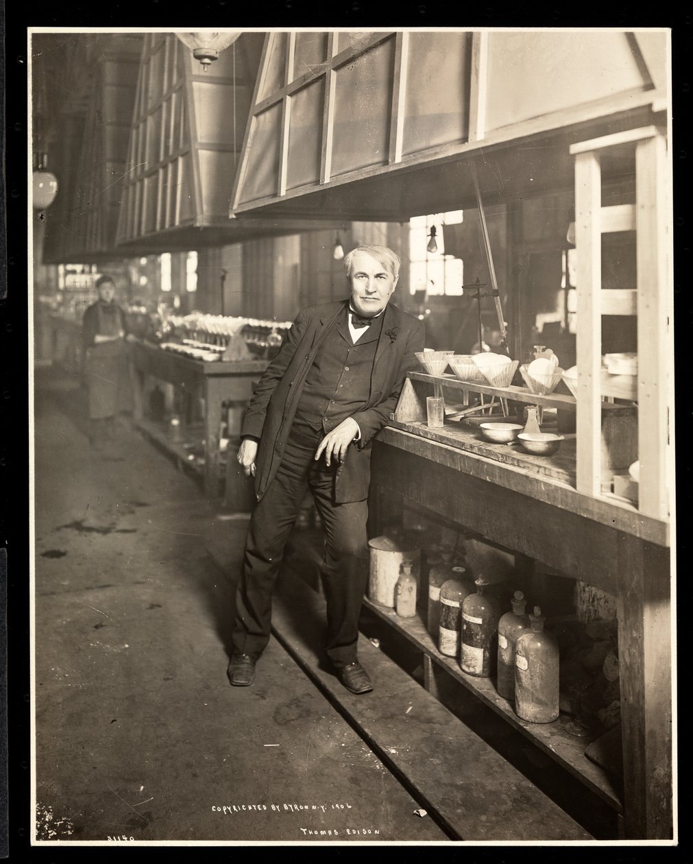 Thomas Edison laboratoriossa, 1906 (hopeagelatiiniprintti) tekijältä Byron Company