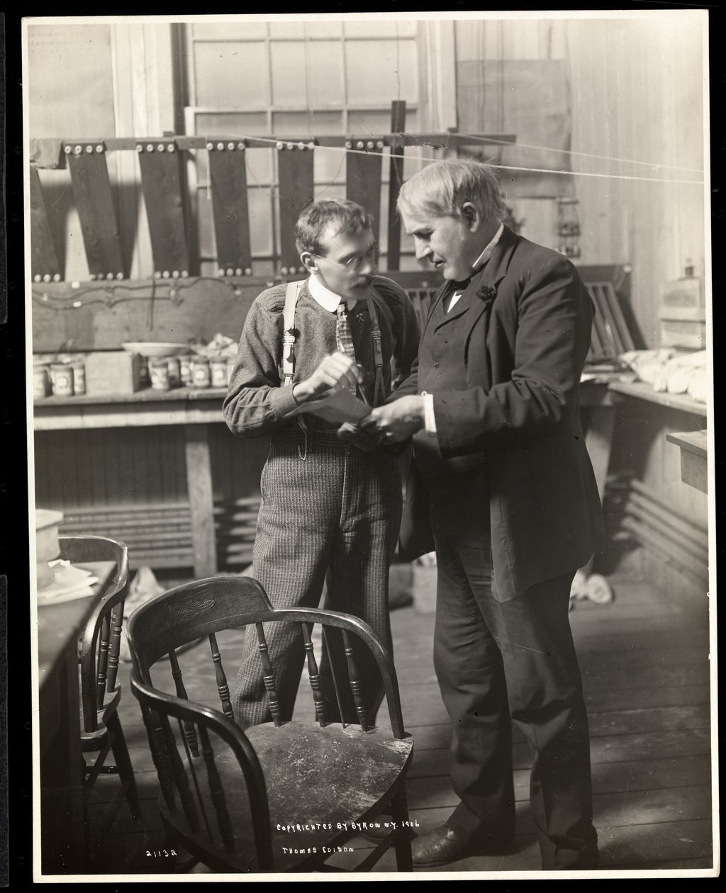 Thomas Edison laboratoriossa, 1906 (hopeagelatiiniprintti) tekijältä Byron Company