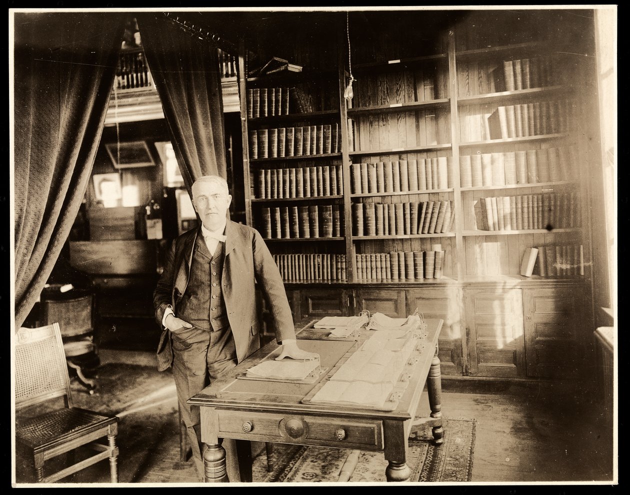 Thomas Edison kirjastossaan, 1904 (hopeagelatiiniprintti) tekijältä Byron Company