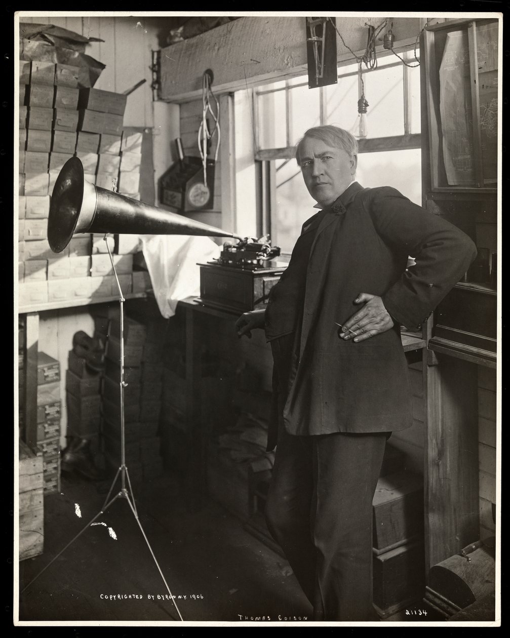 Thomas Edison seisoo laboratoriossa fonografin vieressä, 1920 (hopeagelatiiniprintti) tekijältä Byron Company