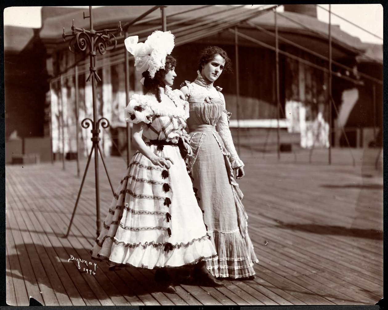 Kaksi näyttelijää puvussa harjoittelemassa luultavasti New York Theatren katolla, New York, 1900 (hopeagelatiiniprintti) tekijältä Byron Company