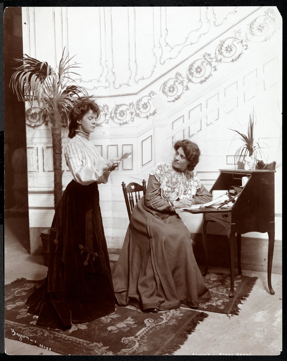 Kaksi naispuolista näyttämökättä lavalla, näytteleminen, New York, 1904 (hopeagelatiiniprintti) tekijältä Byron Company