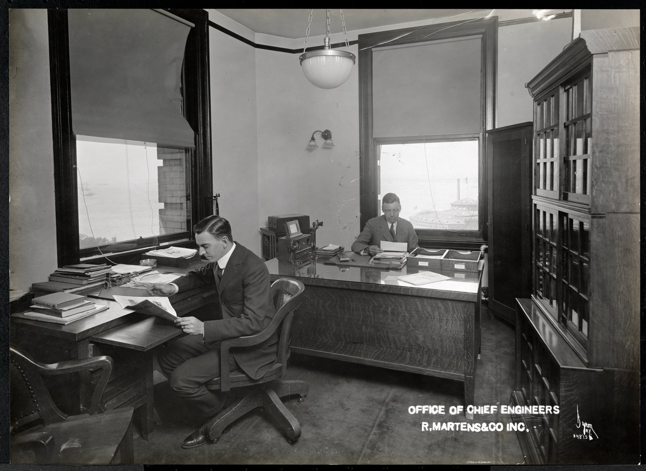 Kaksi miestä R. Martens und Co. Inc:n pääinsinöörien toimistossa, New York, 1916 tai 1917 (hopeagelatiiniprintti) tekijältä Byron Company