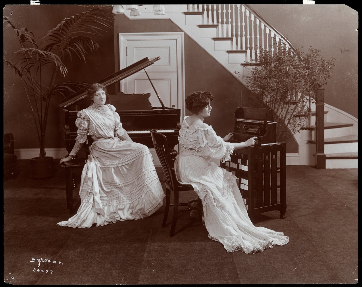 Kaksi naista piano ja äänityslaitteet, 1907 (hopeagelatiiniprintti) tekijältä Byron Company