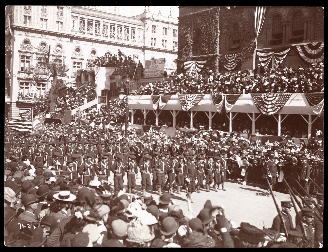 Näkymä ylhäältä katsomosta väkijoukkoon ja marssivaan sotilasryhmään Dewey-paraatissa Fifth Avenuella, New York, 1899 (hopeagelatiinivedos). tekijältä Byron Company