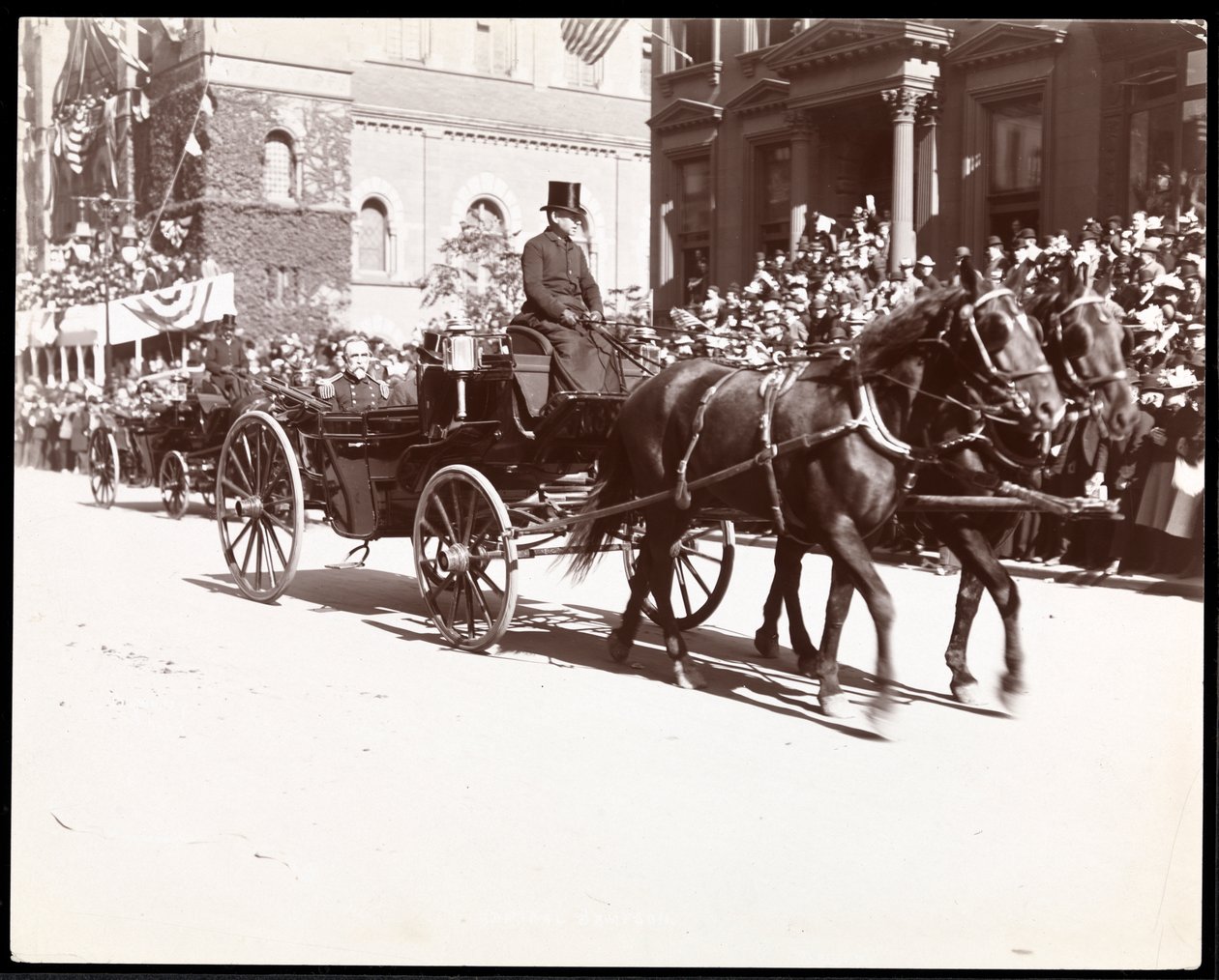 Näkymä amiraali Sampsonista vaunuissa Dewey Paradessa Fifth Avenuella, New Yorkissa, 1899 (hopeagelatiiniprintti) tekijältä Byron Company