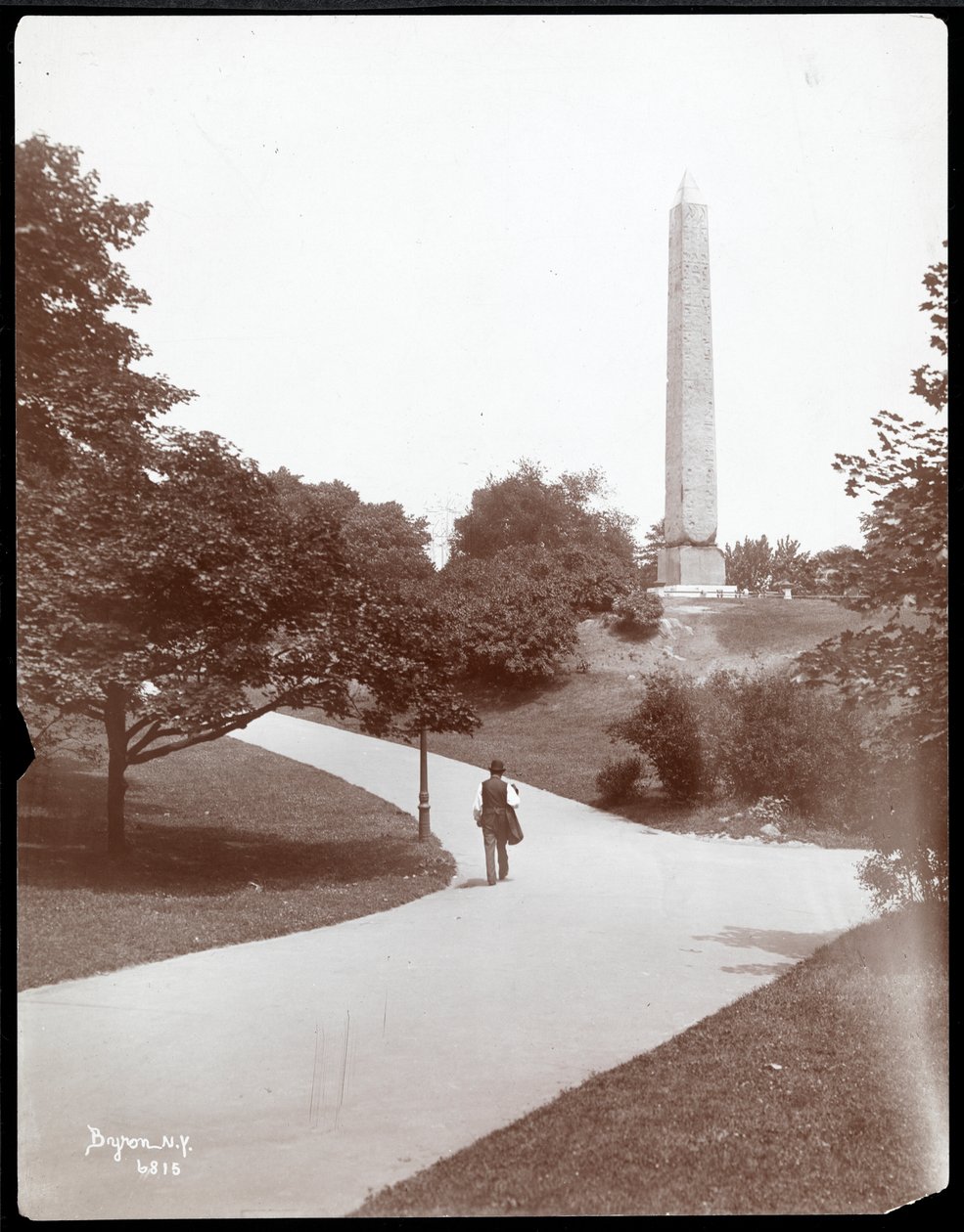 Näkymä Cleopatran neulasta Central Parkissa, New Yorkissa, 1899 (hopeagelatiiniprintti) tekijältä Byron Company