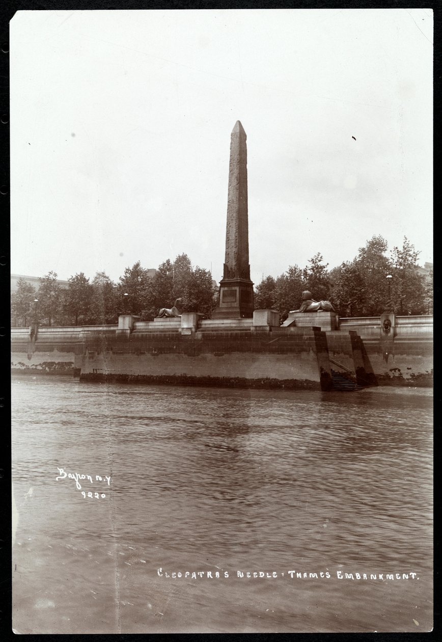 Näkymä Kleopatran neulasta Thamesin rantakadulla, Lontoo, 1900 (hopeagelatiiniprintti) tekijältä Byron Company