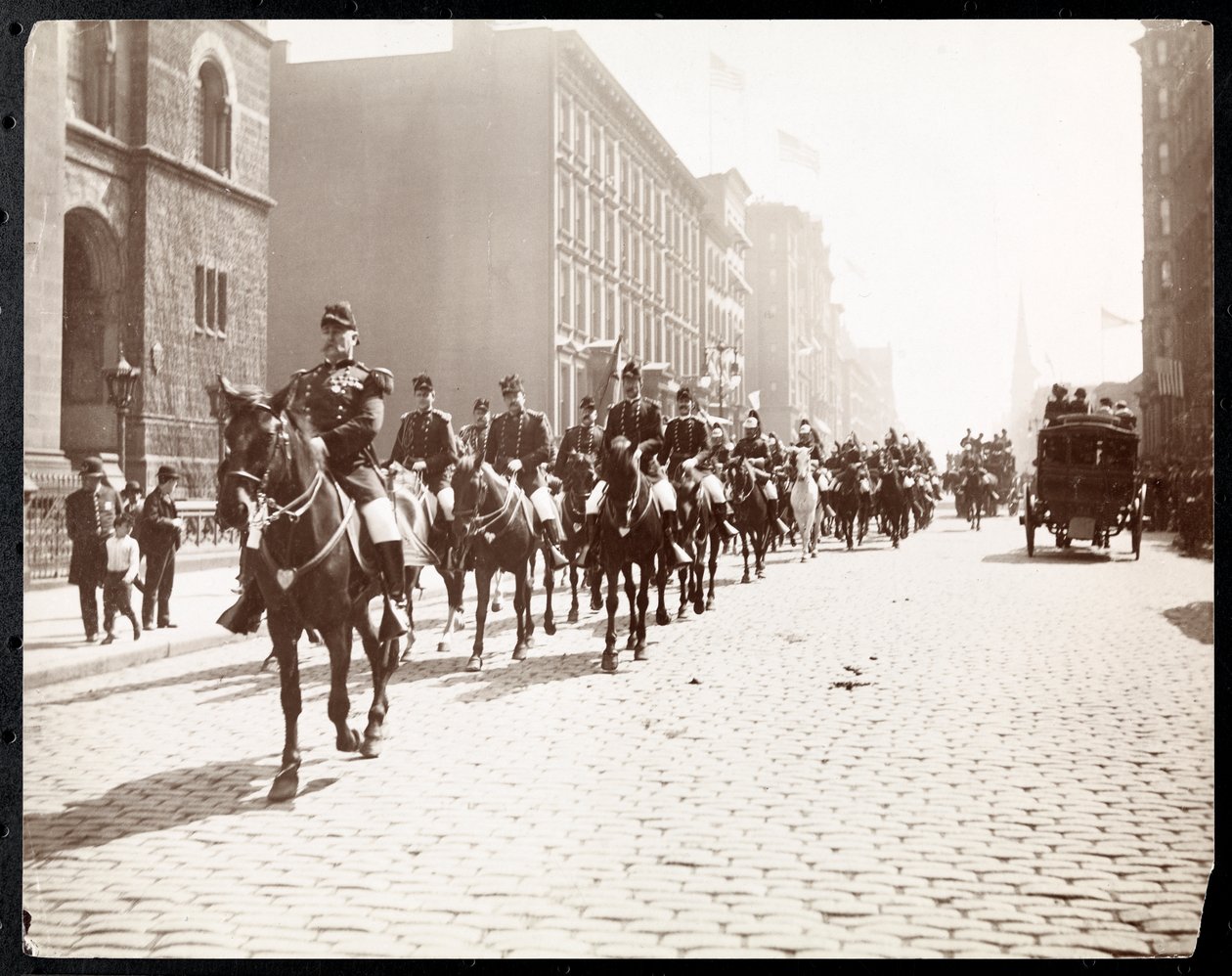 Näkymä kenraali McAlpinista ja John Jacob Astorista, jotka johtavat kuvernöörin esikunnan hevosparaatia 5th Avenuella, New Yorkissa, 1909 (hopeagelatiiniprintti) tekijältä Byron Company
