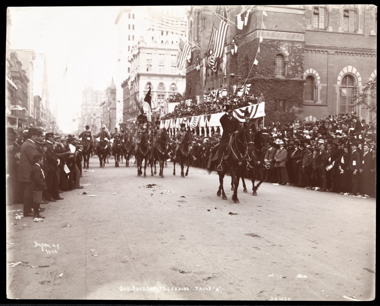 Näkymä kuvernööri Theodore Rooseveltistä, joka johtaa joukkoa A Dewey-paraatissa Fifth Avenuella, New Yorkissa, 1899 (hopeagelatiiniprintti) tekijältä Byron Company