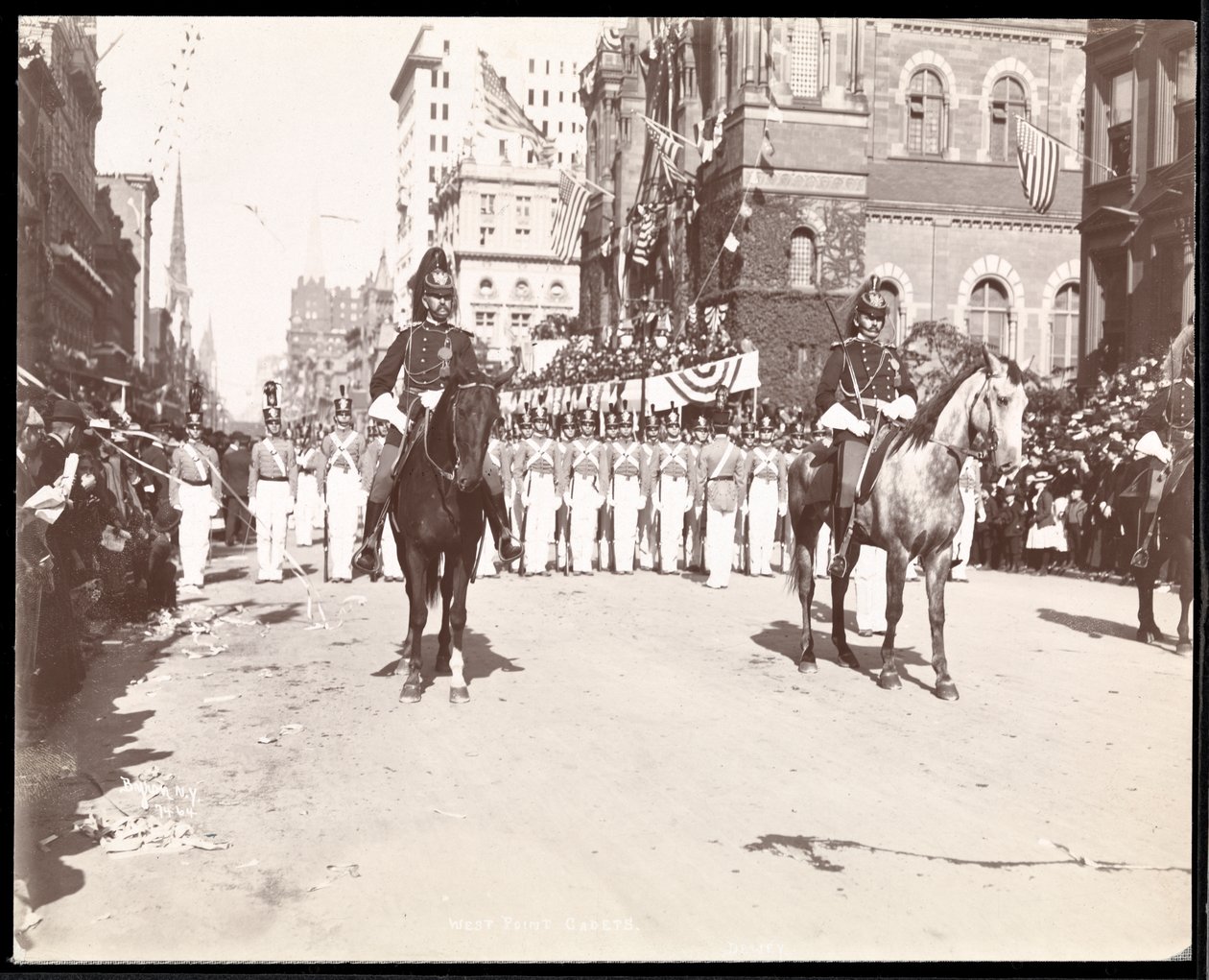 Näkymä West Pointin kadetteista Dewey Paradessa Fifth Avenuella, New Yorkissa, 1899 (hopeagelatiiniprintti) tekijältä Byron Company