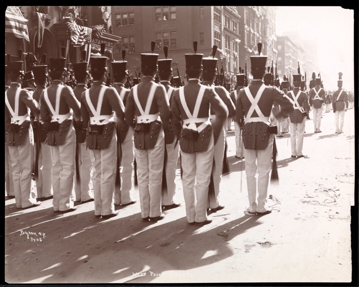 Näkymä West Pointin kadetteista Dewey Paradessa Fifth Avenuella, New Yorkissa, 1899 (hopeagelatiiniprintti) tekijältä Byron Company