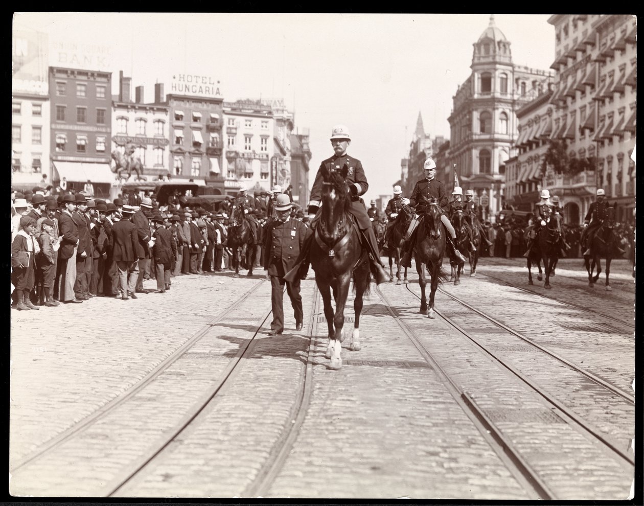 Näkymä New Yorkin poliisin paraatista Union Squarella, New Yorkissa, 1898 (hopeagelatiiniprintti) tekijältä Byron Company