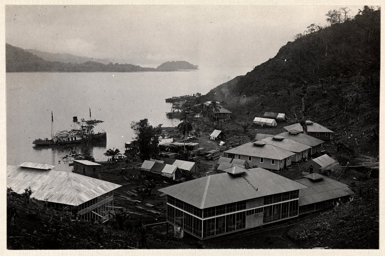Näkymä rakennusryhmästä lähellä suurta vesistöä Panaman kanavan rakentamisen aikana, 1912 tai 1913 (hopeagelatiiniprintti) tekijältä Byron Company