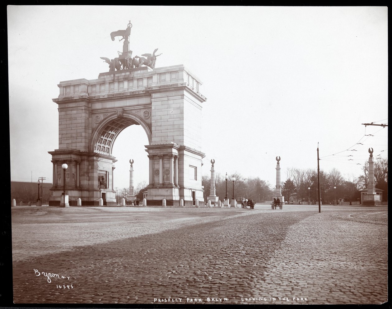 Näkymä hevoskärrystä Prospect Parkin sisäänkäynnillä, Brooklynissa, 1903 (hopeagelatiiniprintti) tekijältä Byron Company