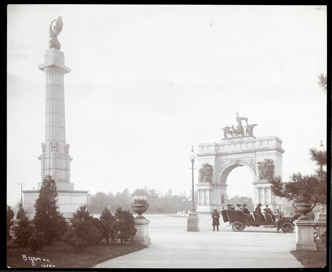 Näkymä hevosvaunusta Prospect Parkin sisäänkäynnillä, Brooklyn, 1903 (hopeagelatiinivedos) tekijältä Byron Company