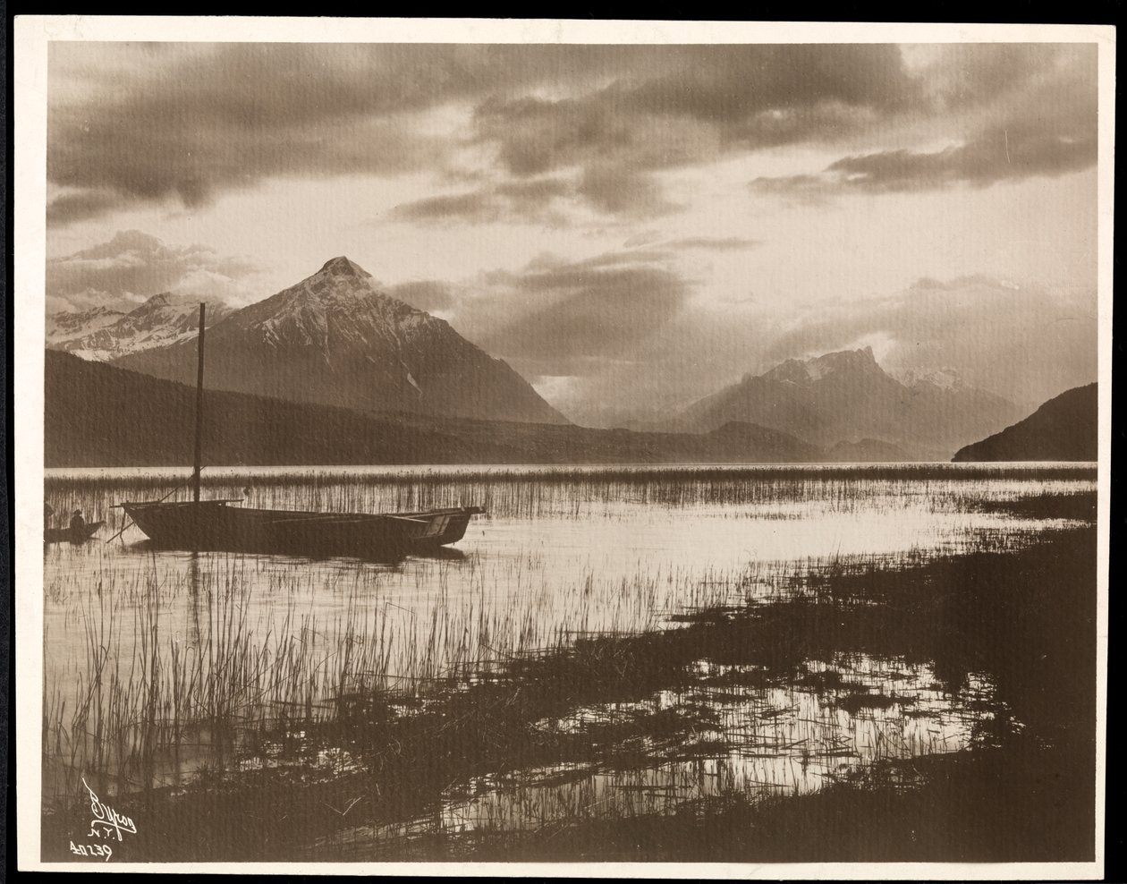 Näkymä järvelle ja veneelle Panaman kanavan rakentamisen aikana, 1912 tai 1913 (hopeagelatiiniprintti) tekijältä Byron Company