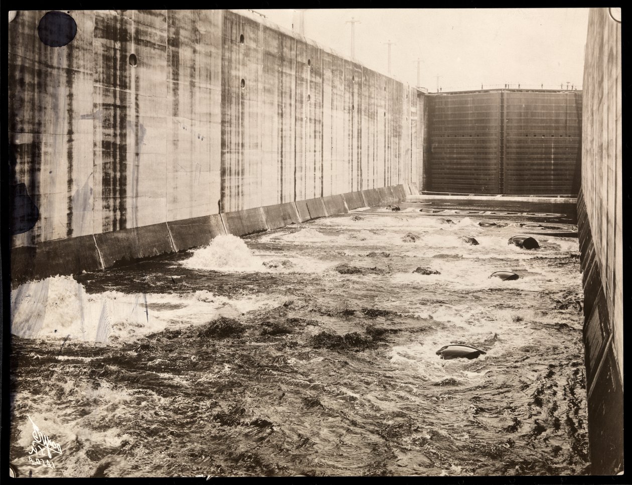 Näkymä lukosta Panaman kanavan rakentamisen aikana, 1913 (hopeagelatiiniprintti) tekijältä Byron Company