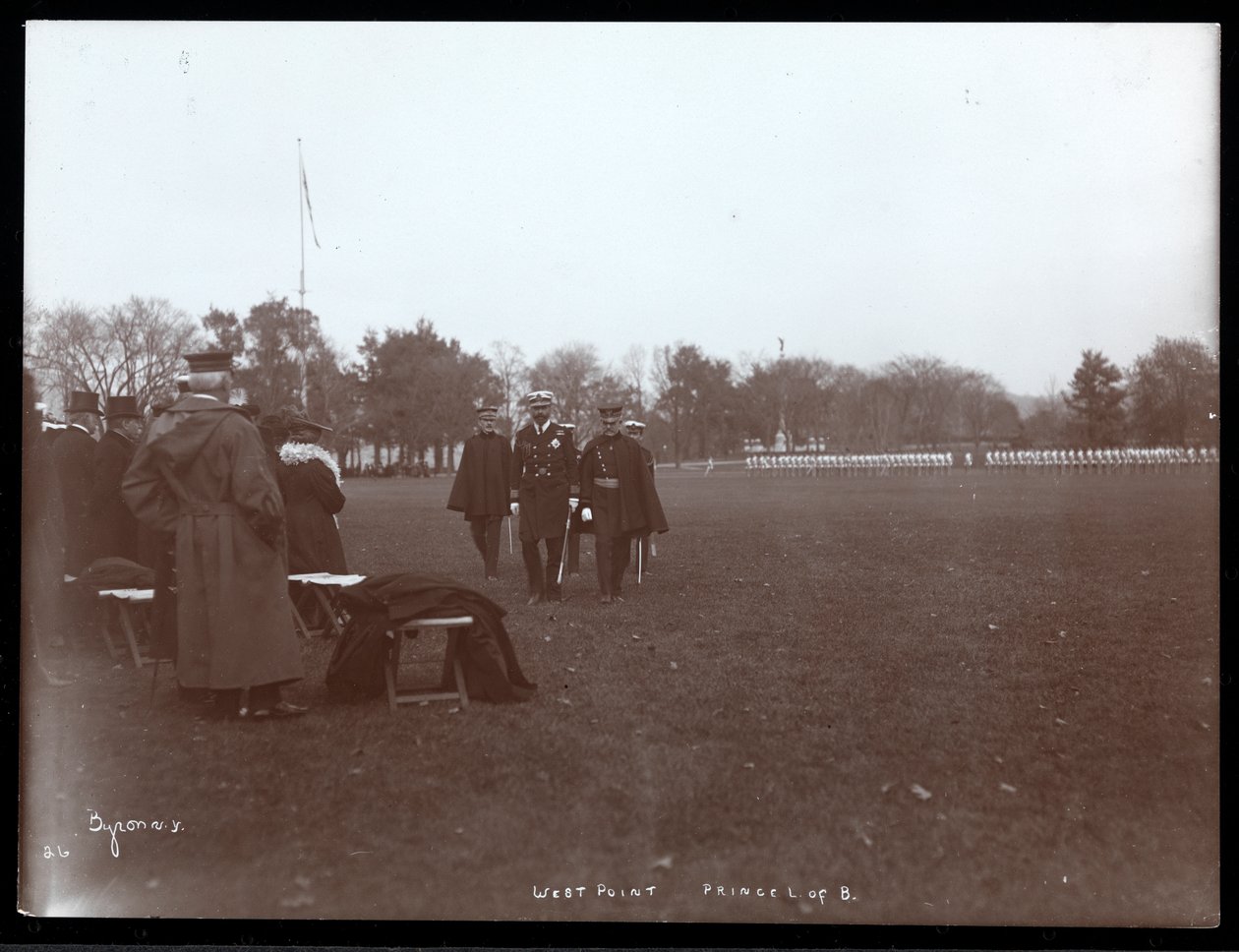 Näkymä sotilastarkastuksesta West Pointissa Battenbergin prinssi Louisin vierailun yhteydessä, 1905 (hopeagelatiiniprintti) tekijältä Byron Company