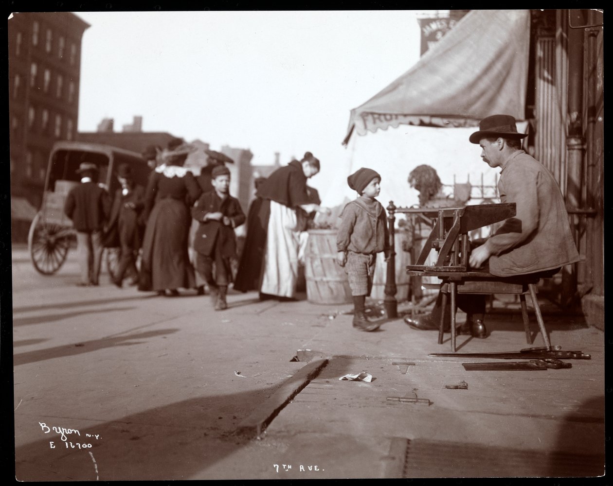 Näkymä kauppiaasta 7th Avenuella, New Yorkissa, 1903 (hopeagelatiiniprintti) tekijältä Byron Company