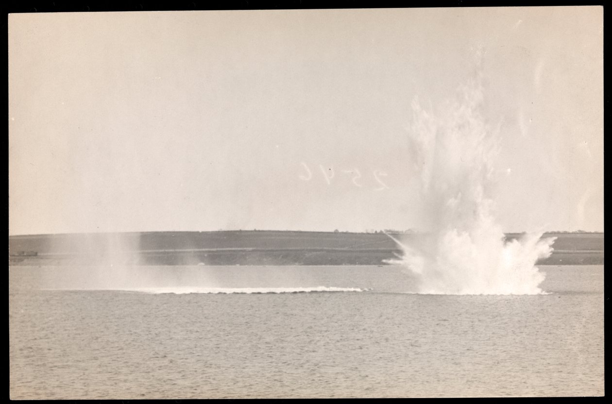 Näkymä vedenalaisesta räjähdyksestä, jossa vesi nousi ulos pinnasta Panaman kanavan rakentamisen aikana, 1913 (hopeagelatiiniprintti) tekijältä Byron Company
